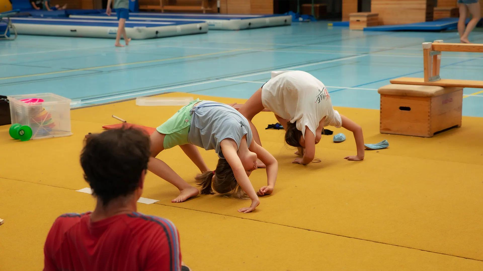 Kinder machen die Brücke — WEMOVE.