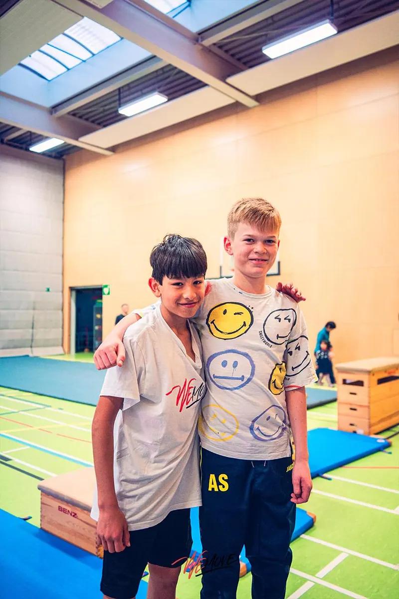 Zwei Jungs Arm in Arm — WEMOVE.