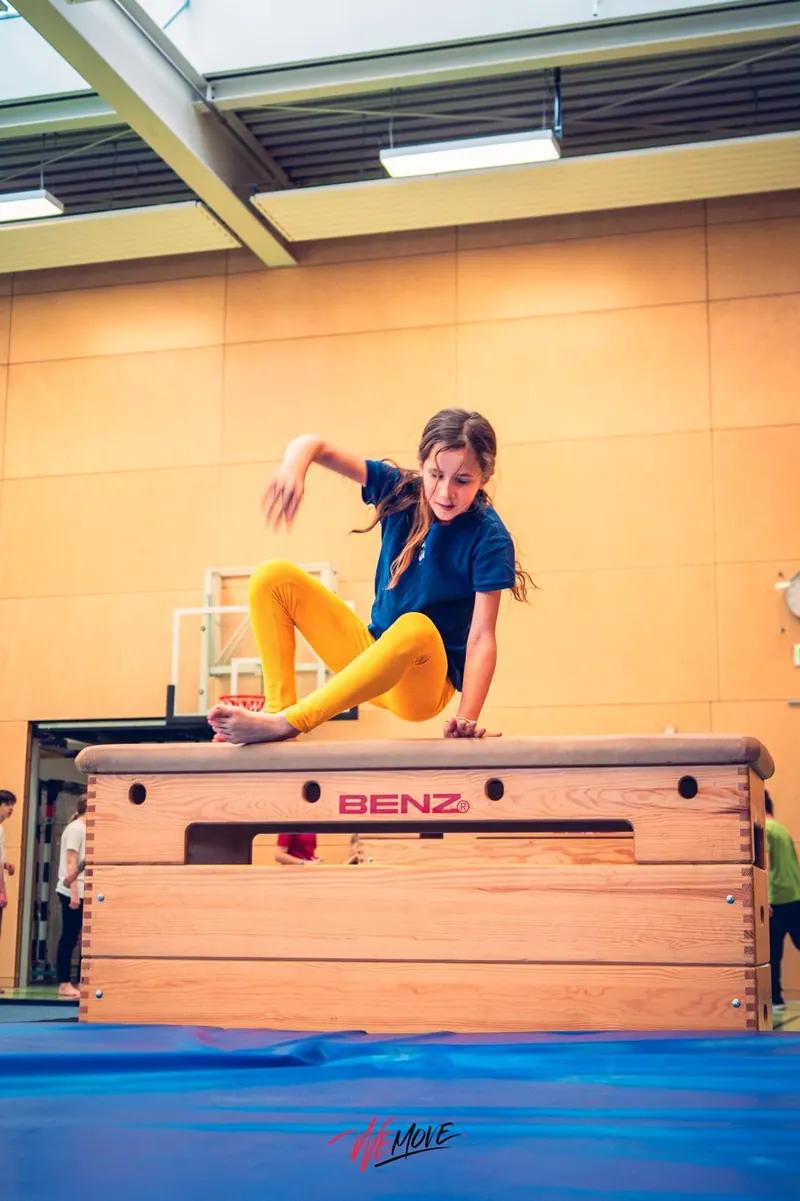 Mädchen springt über den Kasten — WEMOVE.