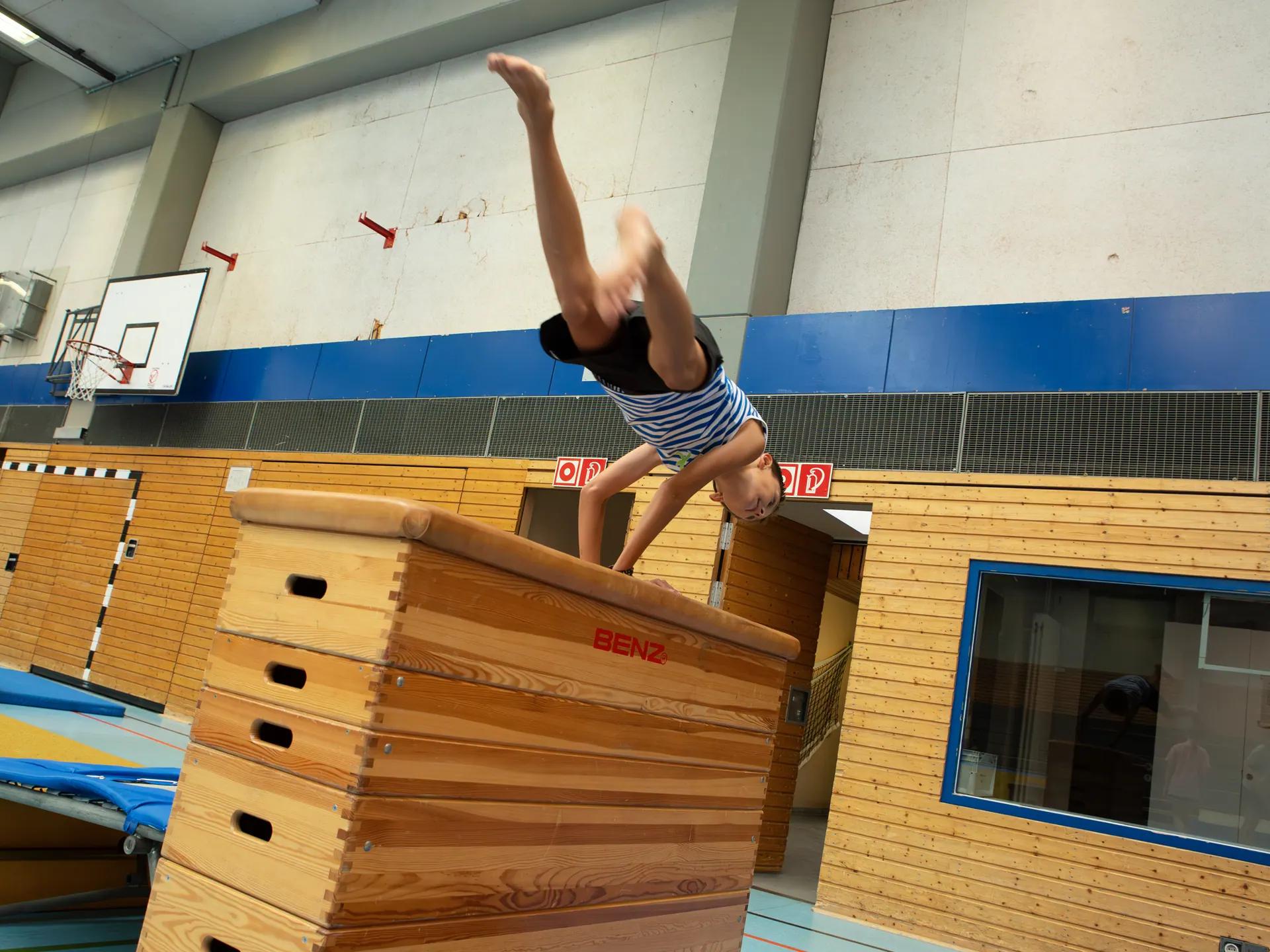Salto über den Sprungkasten — WEMOVE.