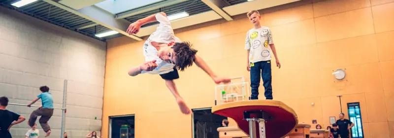 WEMOVE.-Kurs in Aktion — Sprung am Trampolin