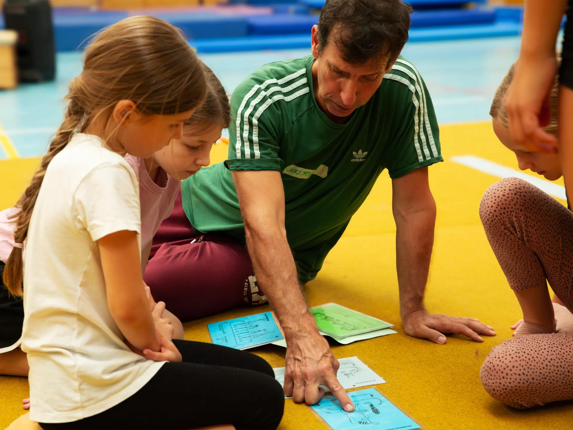 Kind beim Sprung während des WEMOVE.-Ferienprogramms
