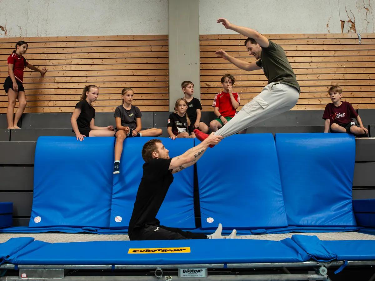 Salto auf dem Airtrack — WEMOVE.-Ferienprogramm