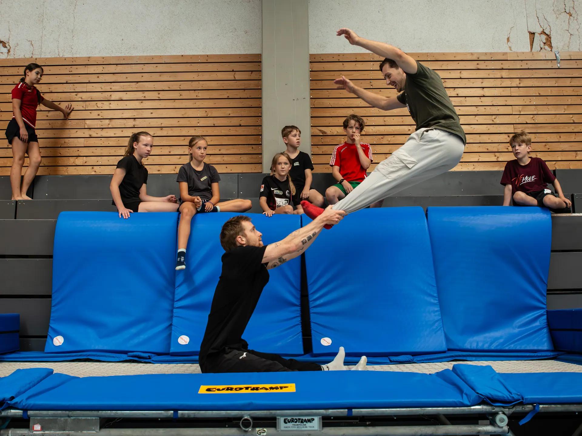 Salto auf dem Airtrack — WEMOVE.-Ferienprogramm
