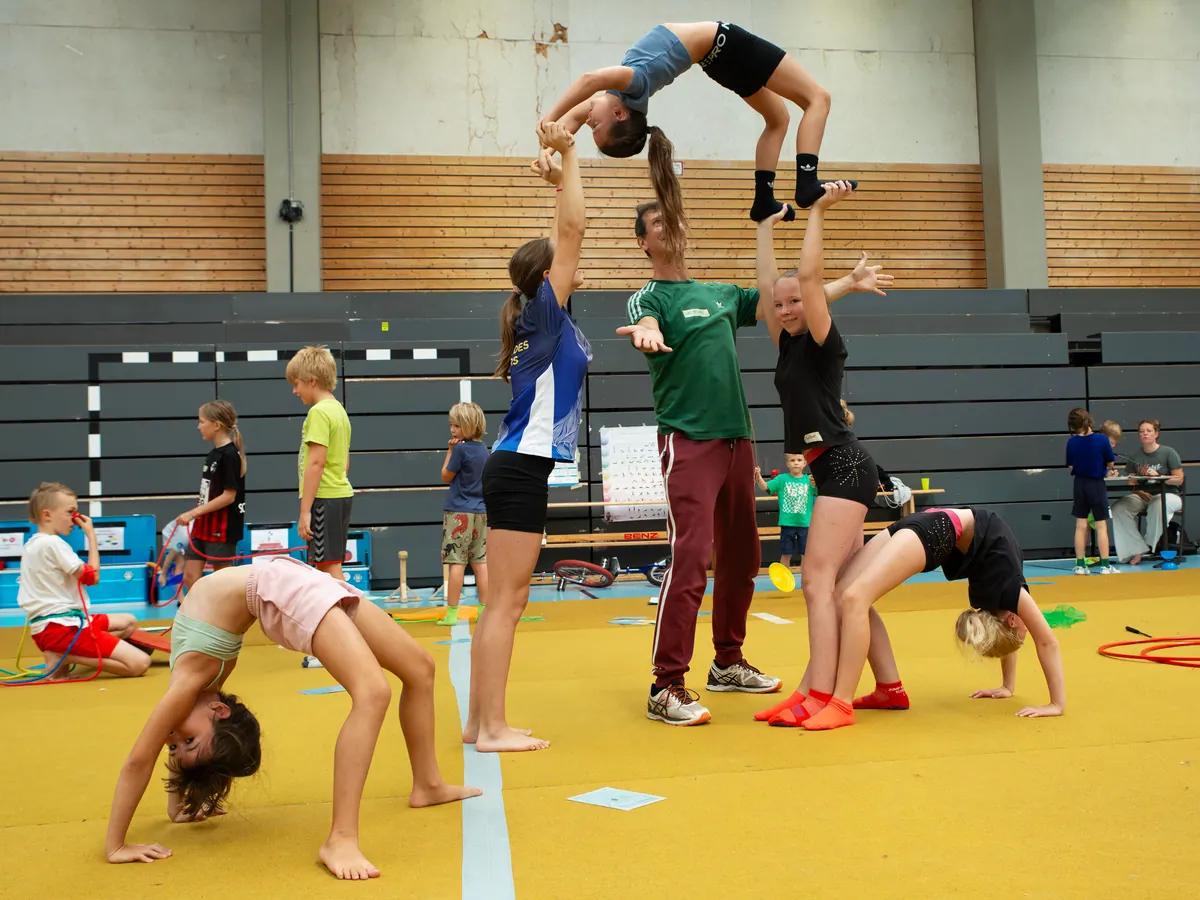 Balance-Übung beim WEMOVE.-Ferienprogramm